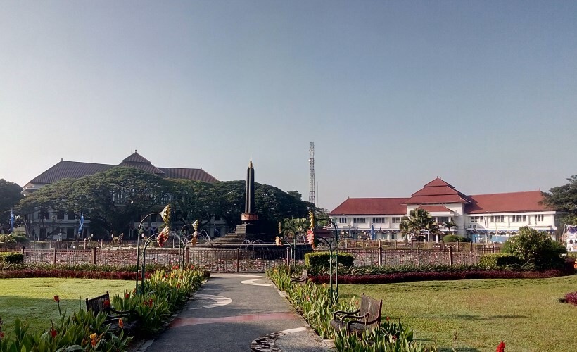 alun-alun tugu malang