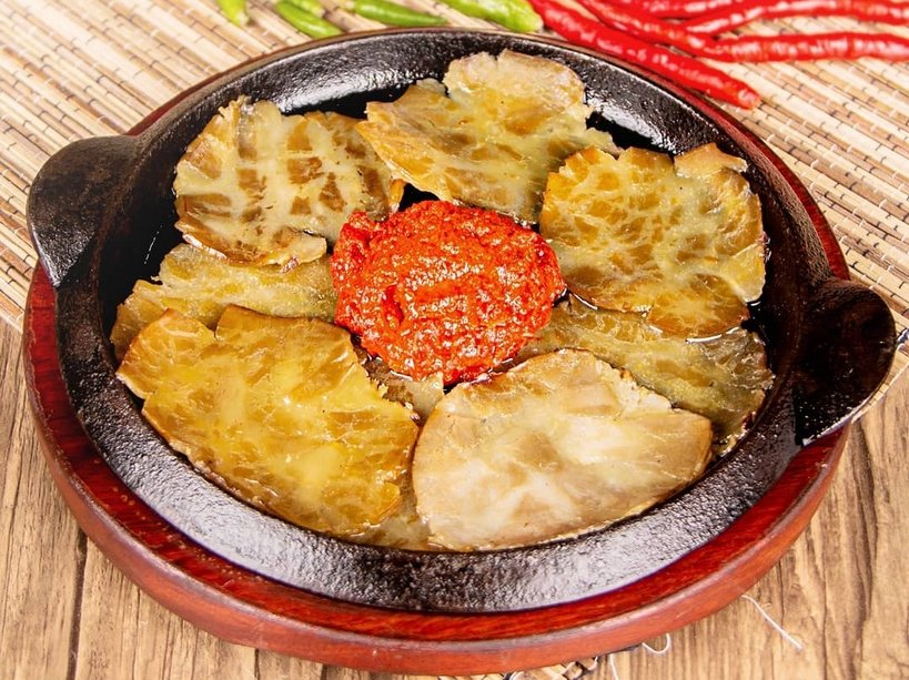 Jariang Hotplate atau jariang batokok alias jengkol penyet berupa jengkol rebus yang dipenyetkan dan disajikan di atas hotplate dengan minyak goreng dan sambal cabe merah