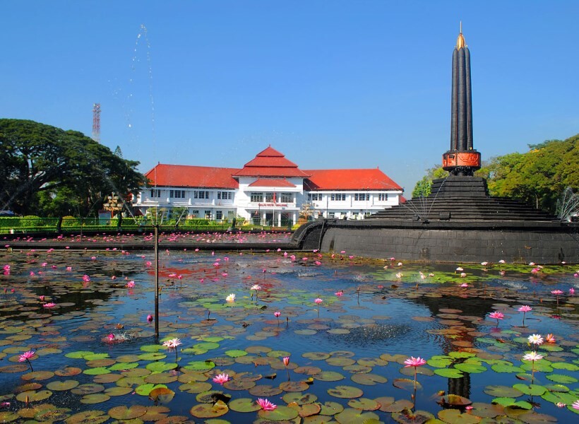 alun-alun tugu malang