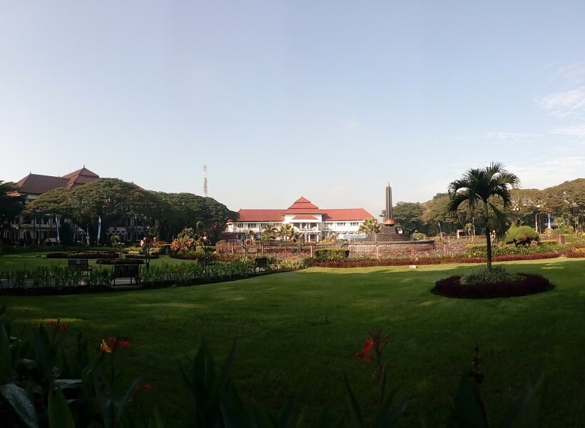 alun-alun tugu malang